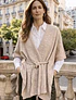 Capa tejida beige con lazo ajustable 
