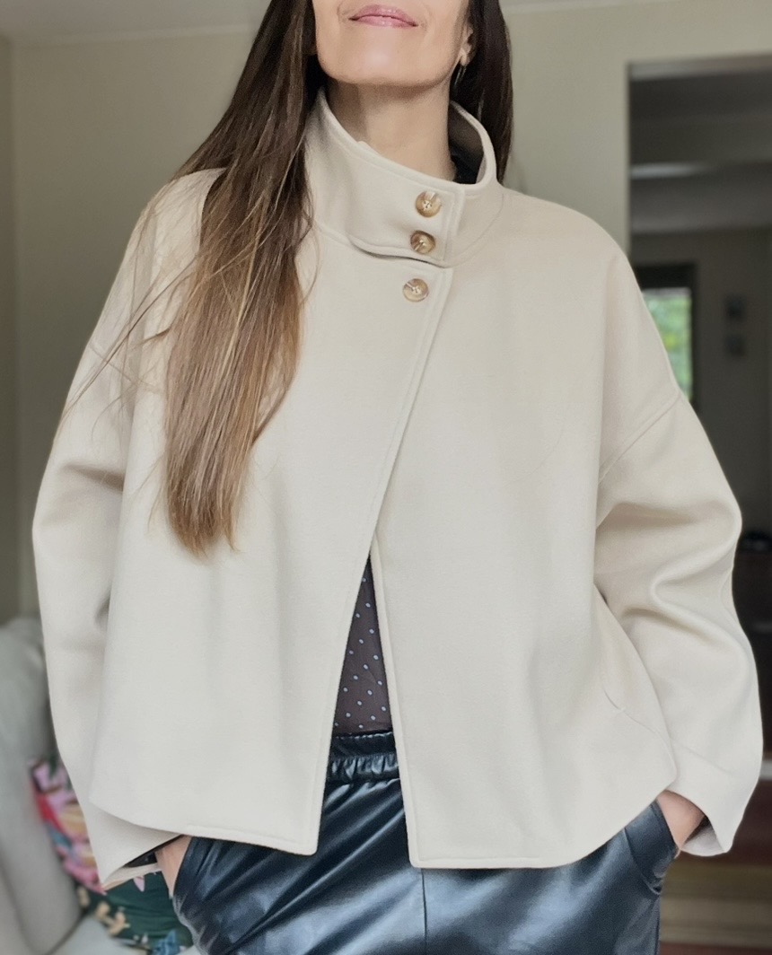 Abrigo Corto Color crudo Cuello Alto de 3 Botones – Estilo Minimalista Elegante