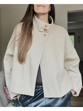 Abrigo Corto Color crudo Cuello Alto de 3 Botones – Estilo Minimalista Elegante