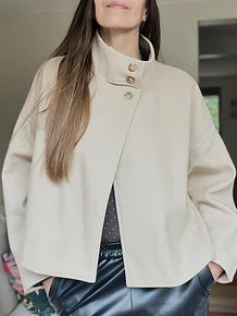 Abrigo Corto Color crudo Cuello Alto de 3 Botones – Estilo Minimalista Elegante