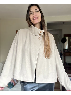 Abrigo Corto Color crudo Cuello Alto de 3 Botones – Estilo Minimalista Elegante