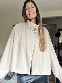 Abrigo Corto Color crudo Cuello Alto de 3 Botones – Estilo Minimalista Elegante
