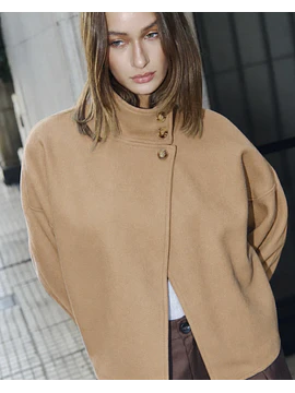 Abrigo Corto Color camel Cuello Alto de 3 Botones – Estilo Minimalista Elegante