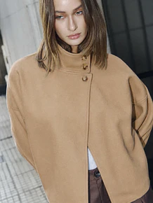 Abrigo Corto Color camel Cuello Alto de 3 Botones – Estilo Minimalista Elegante