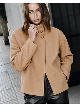 Abrigo Corto Color camel Cuello Alto de 3 Botones – Estilo Minimalista Elegante