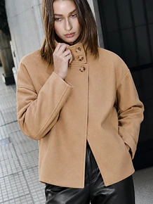 Abrigo Corto Color camel Cuello Alto de 3 Botones – Estilo Minimalista Elegante