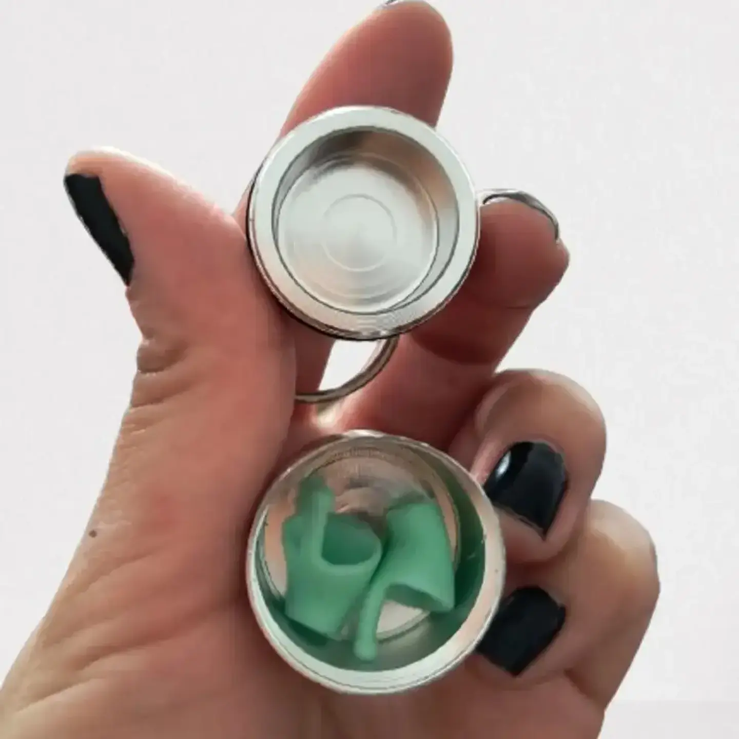 Llavero Multifuncional – Tus audífonos, pastillas o fidgets siempre contigo 🎧💊 3