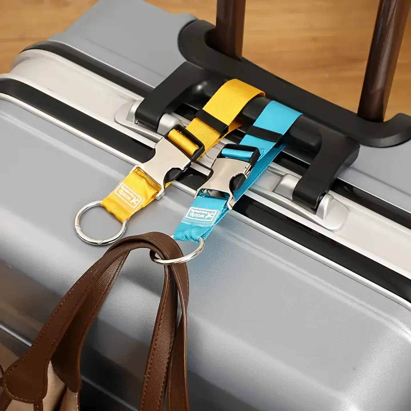 Correa Ajustable para Bolso o Mochila – Mantén tu chaqueta y accesorios seguros en tus viajes 1