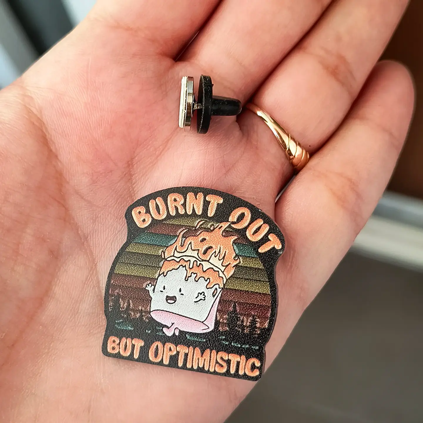Pin Quemada pero Optimista – Sobreviviendo con una sonrisa en llamas 🔥  2
