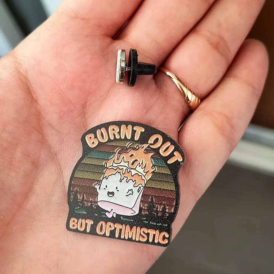 Pin Quemada pero Optimista – Sobreviviendo con una sonrisa en llamas 🔥  2