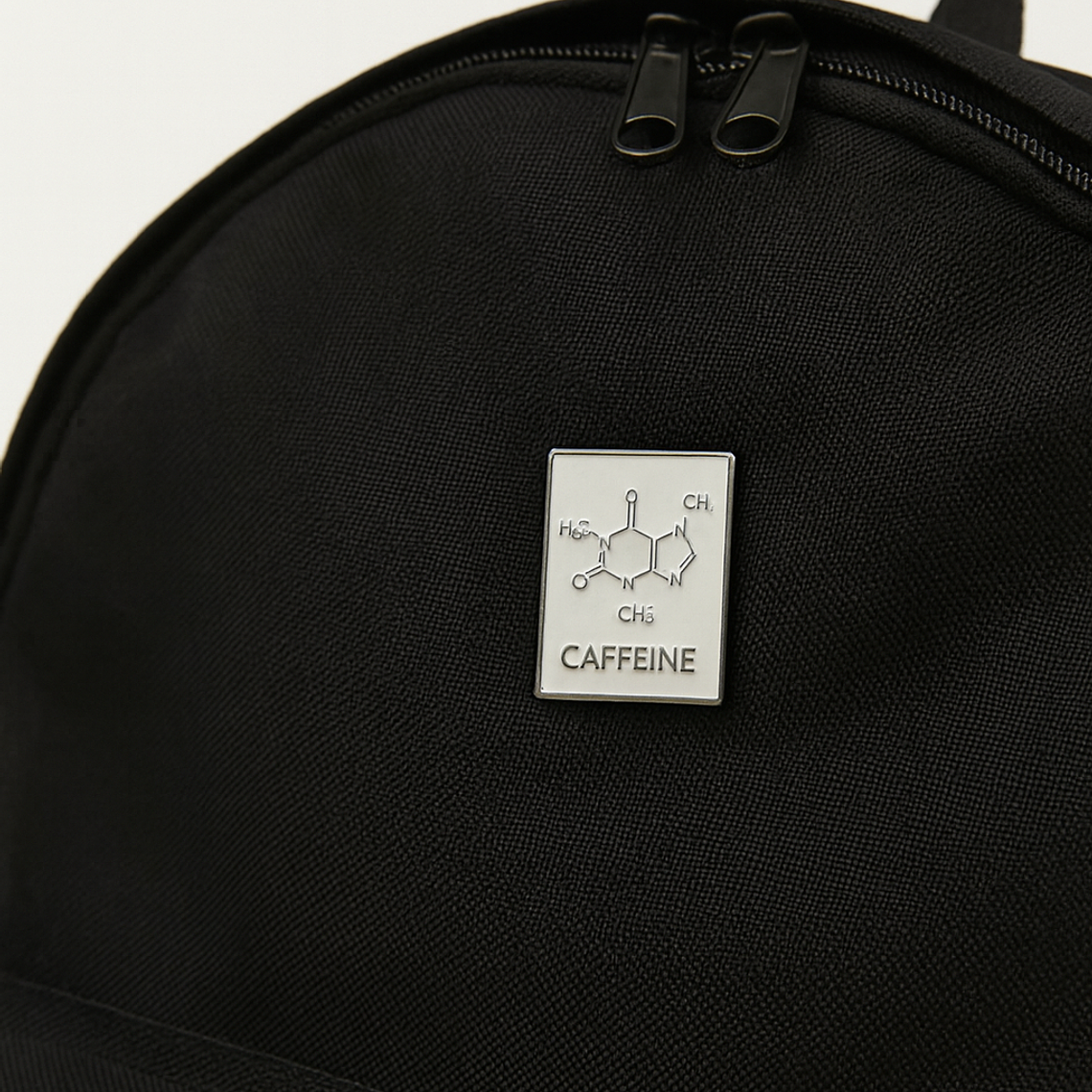 Pin Molécula de Cafeína – Accesorio Metálico para Amantes del Café | El Passo 2