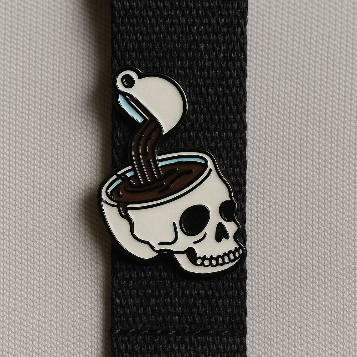 Pin Skull Coffee – Accesorio Estilo Coffee Lover & Dark Aesthetic | El Passo 2