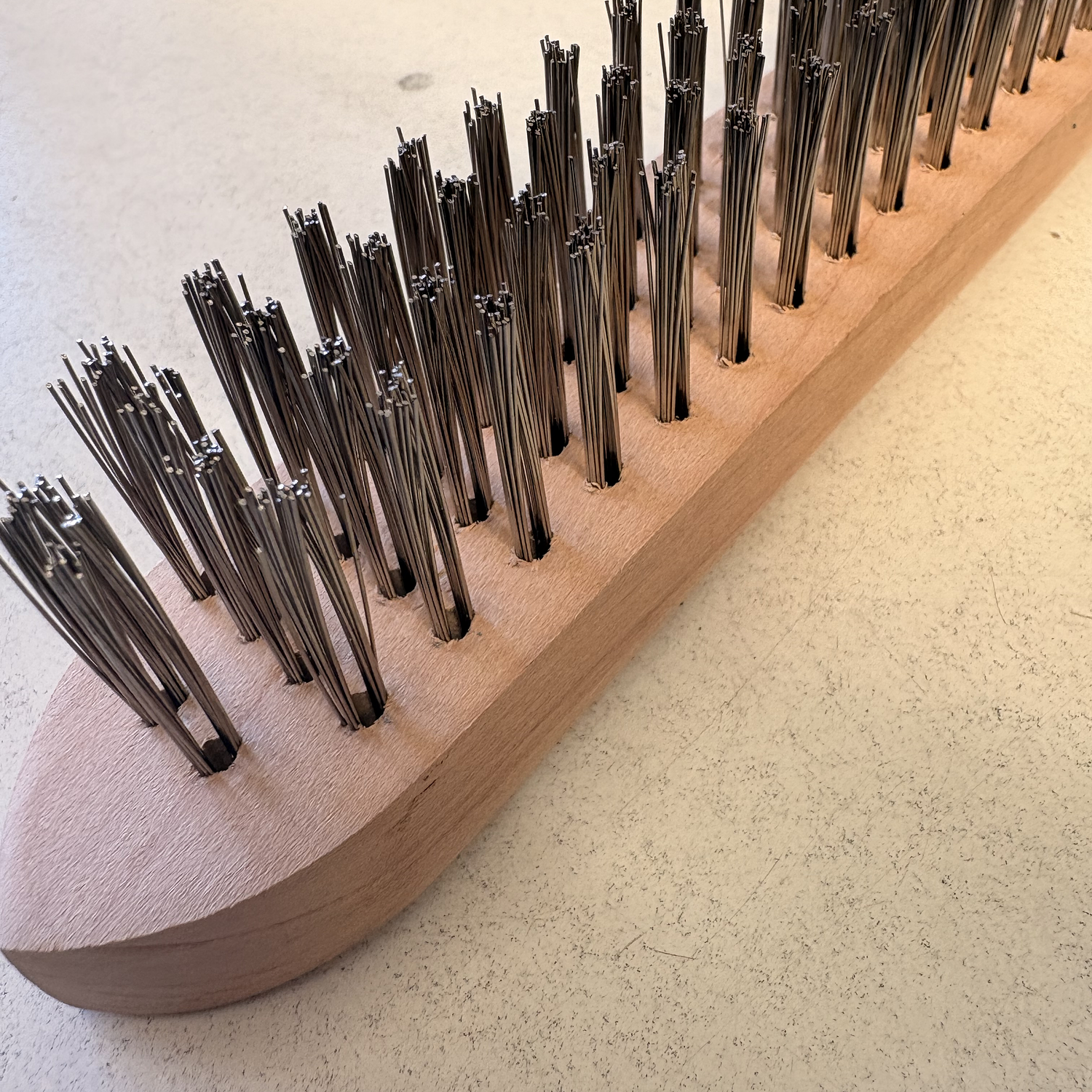 Cepillo Inoxidable mango de madera Marca Delta 1