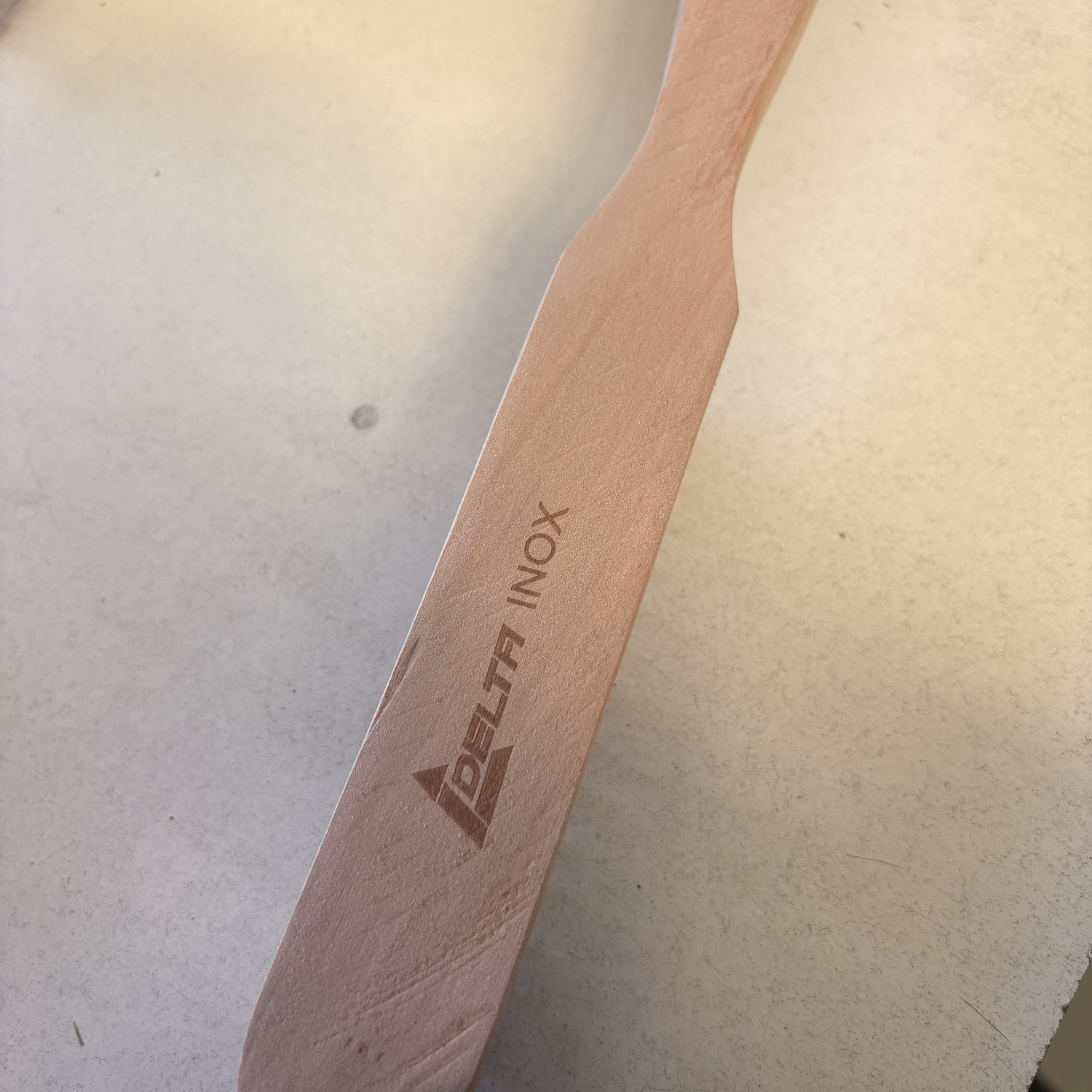 Cepillo Inoxidable mango de madera Marca Delta 3