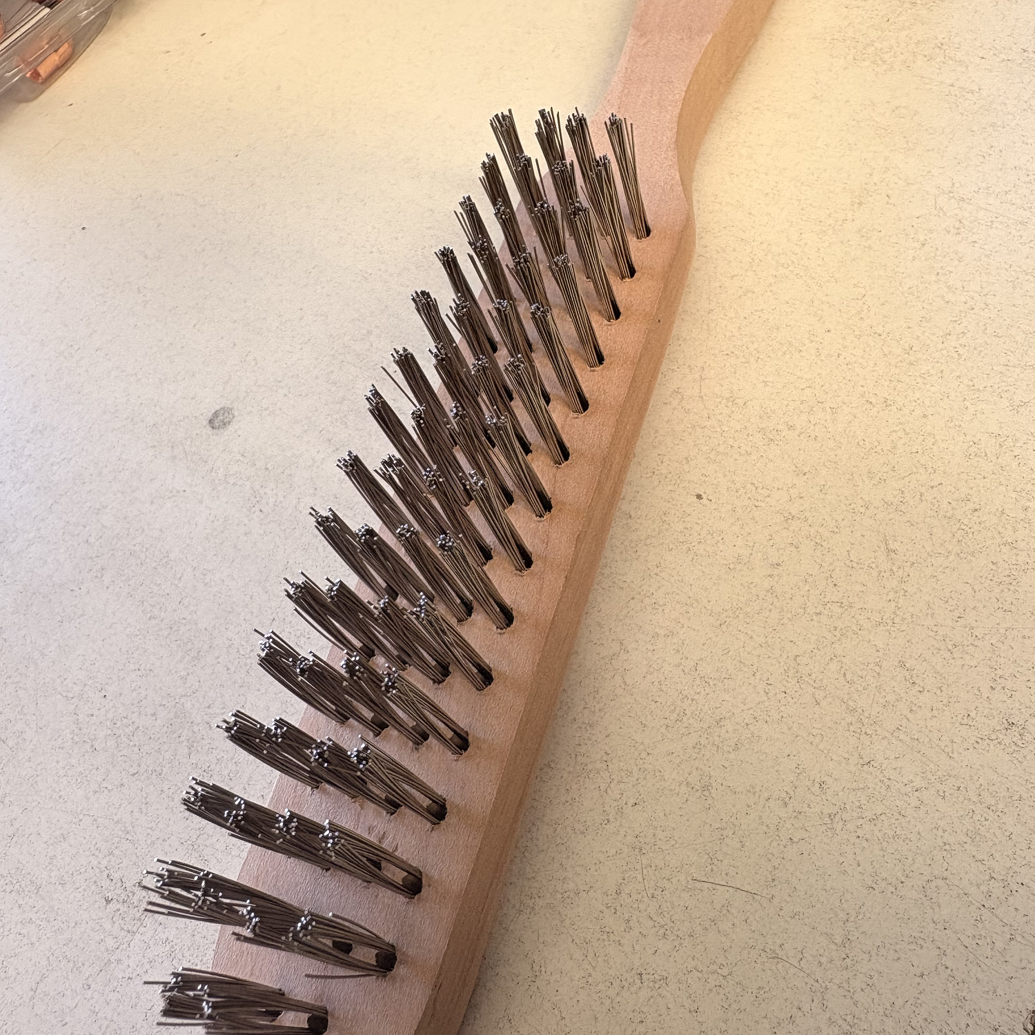 Cepillo Inoxidable mango de madera Marca Delta 2