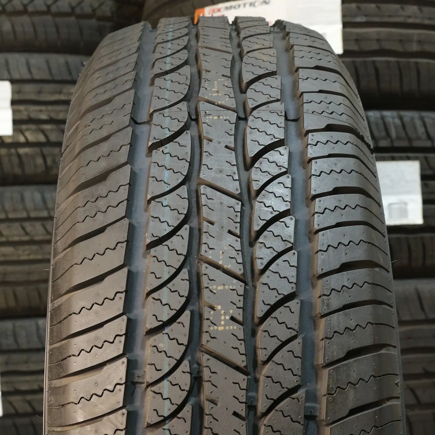 Neumático 255/70R16 ROADMARCH HT 77 111H 2