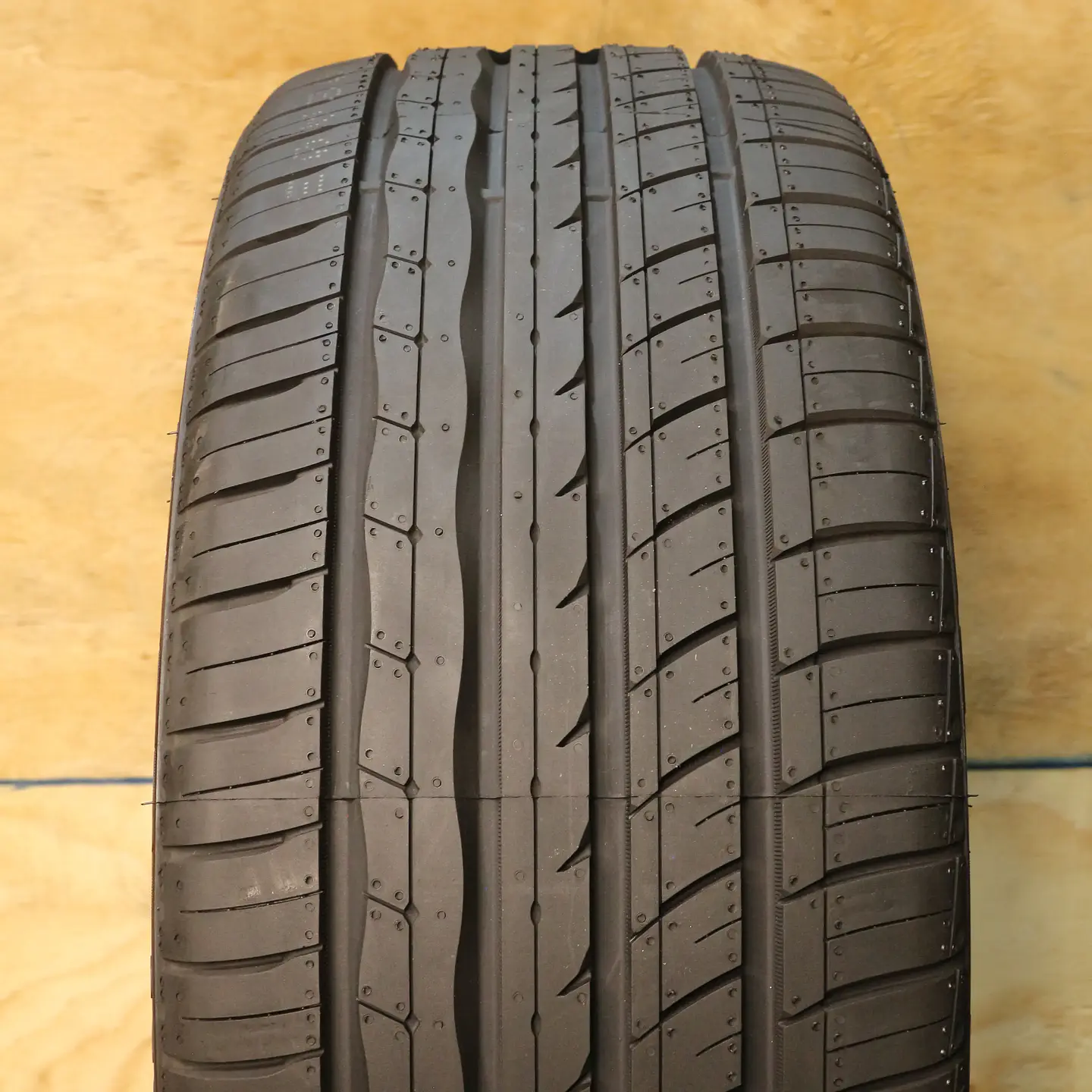 Neumático 245/45ZR18 ROADX U11 2
