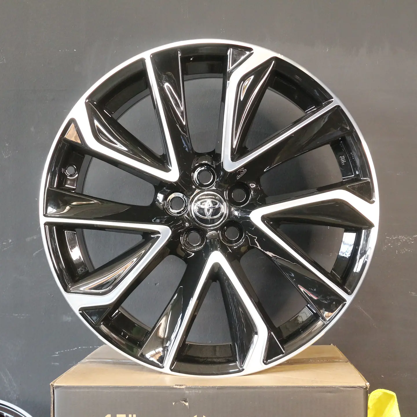 587888510B4 Llanta Aro 18X8 5X100 B4 Et 40 1