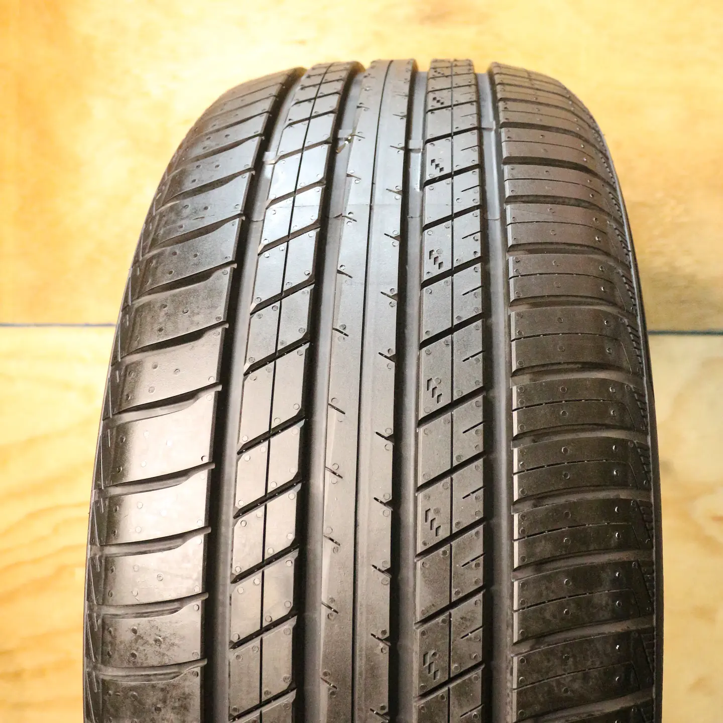 Neumático 225/50R18 ROADX SU01 99Y 3