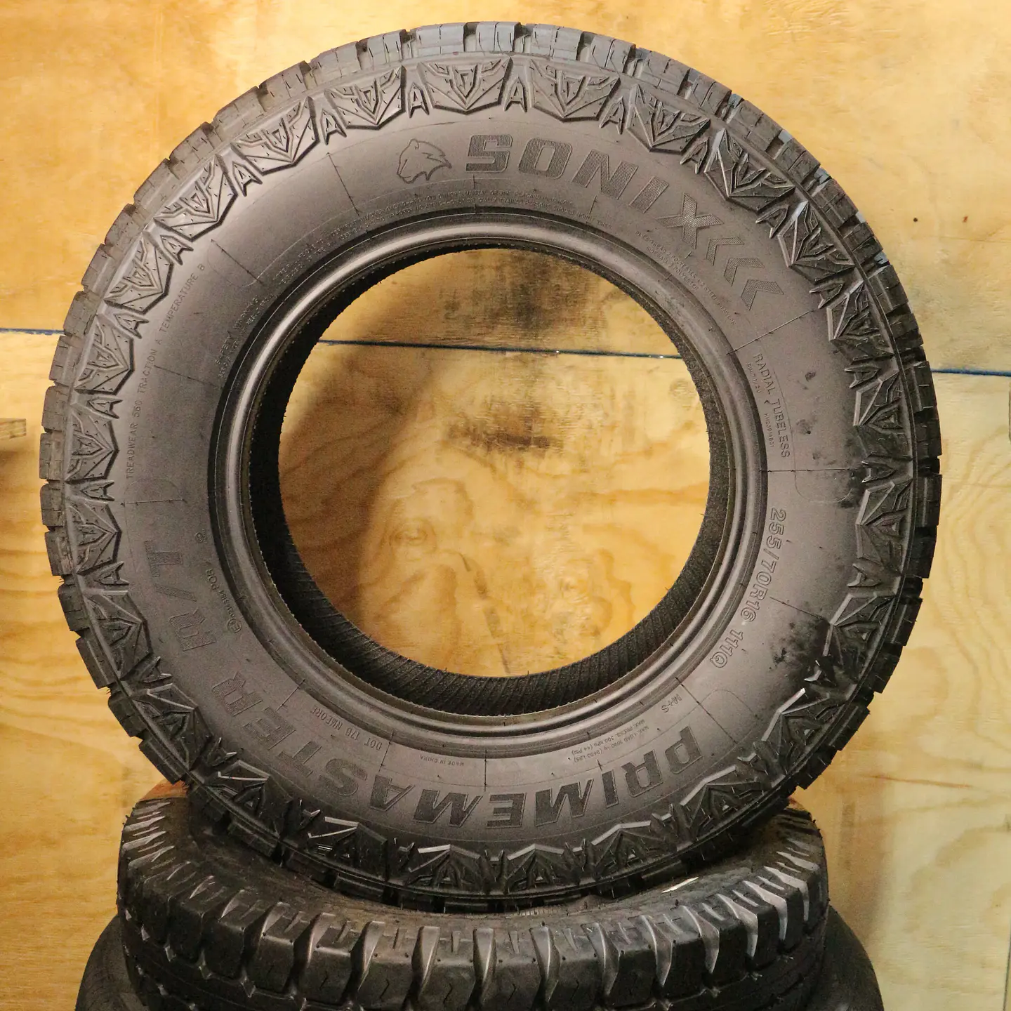 Neumático 255/70R16 SONIX RT 111Q W 3