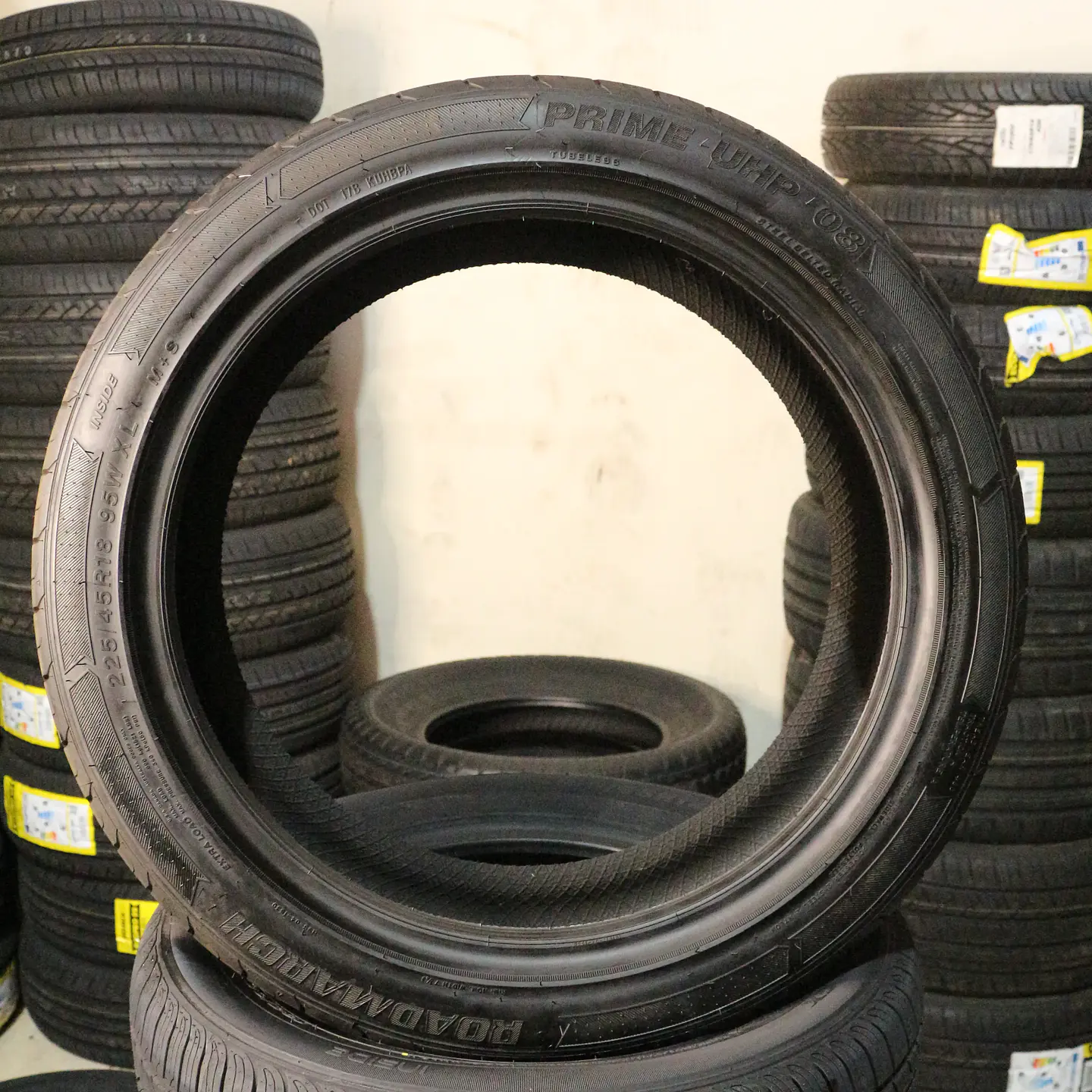Neumático 225/45R18 ROADMARCH UHP 8 95W 2