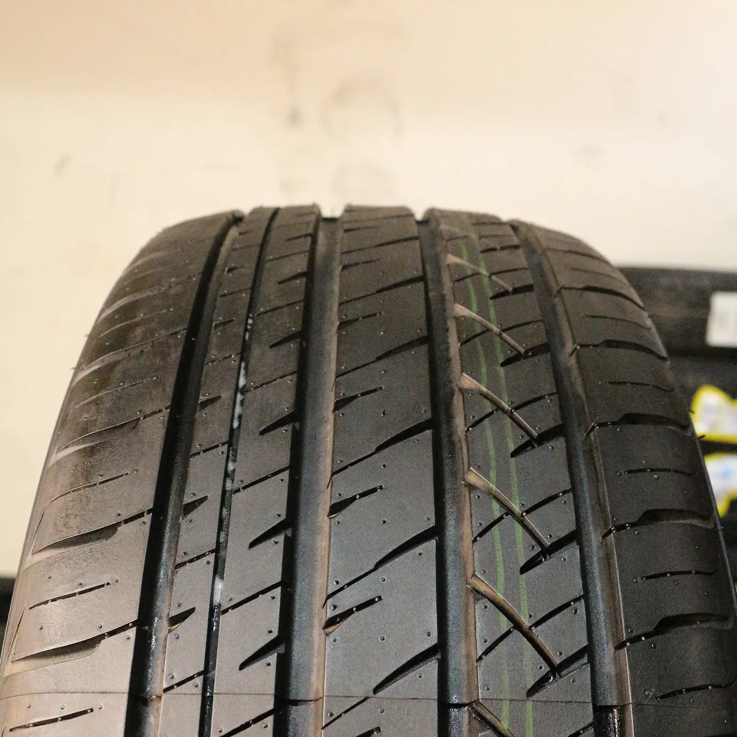 Neumático 225/45R18 ROADMARCH UHP 8 95W 3