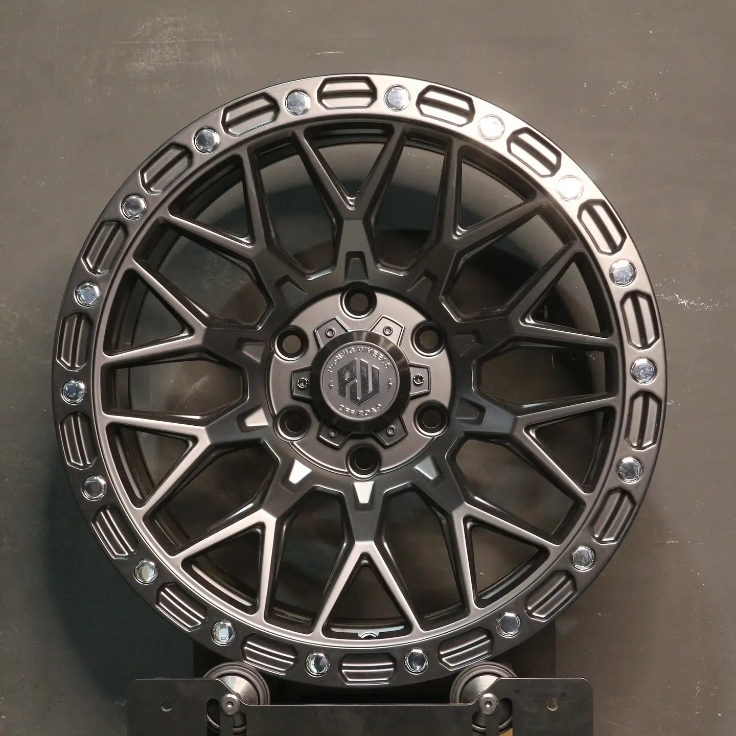WOLF7830MBCR Llanta Aro 17X8.5 6X130 Et 20 1