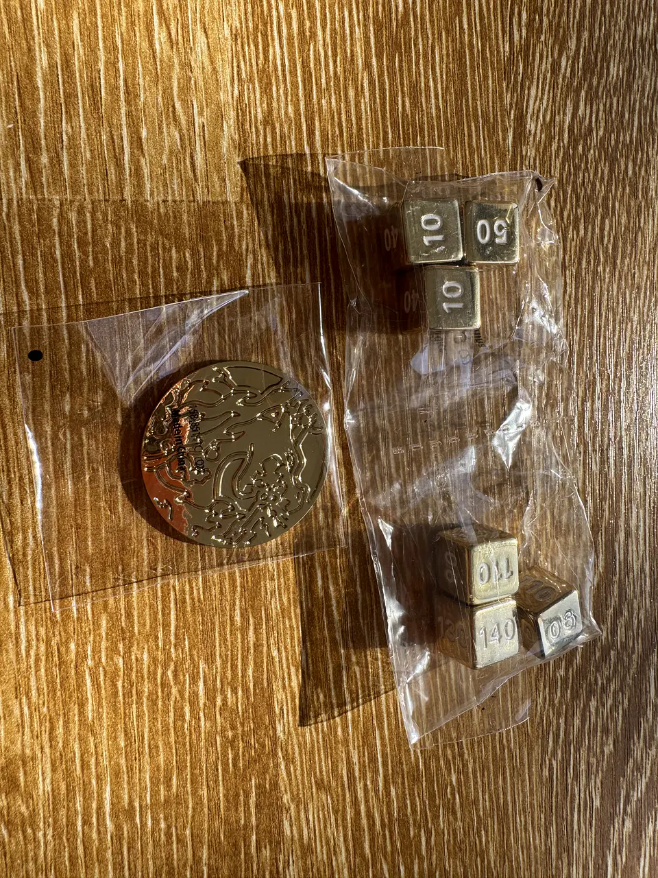 Charizard Vmax - Metal Coin + Dice. 3