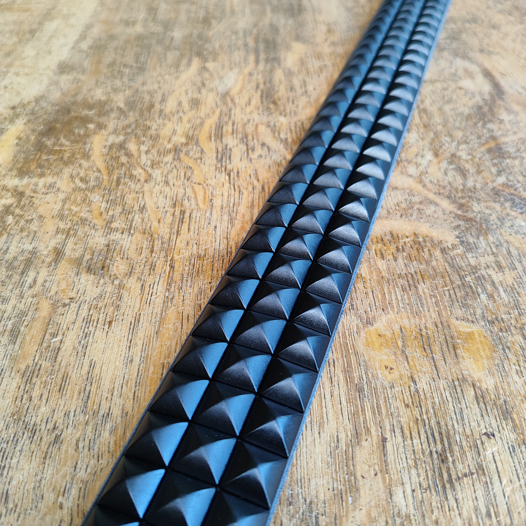 Cinturón de 3 líneas de pirámides negro mate | Hecho a mano en cuero real 4