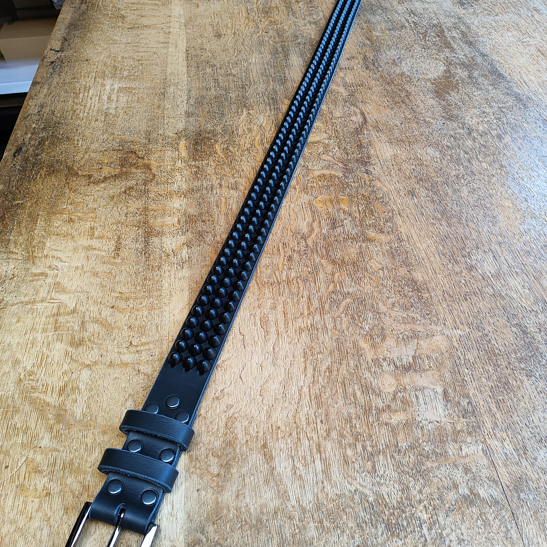 Cinturón de 3 líneas de conos negro mate – Hecho a Mano en Cuero Real 6