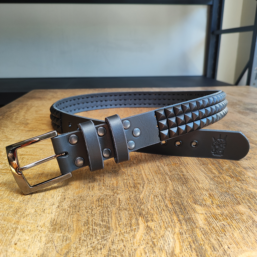 Cinturón de 3 líneas de pirámides negro mate | Hecho a mano en cuero real 1