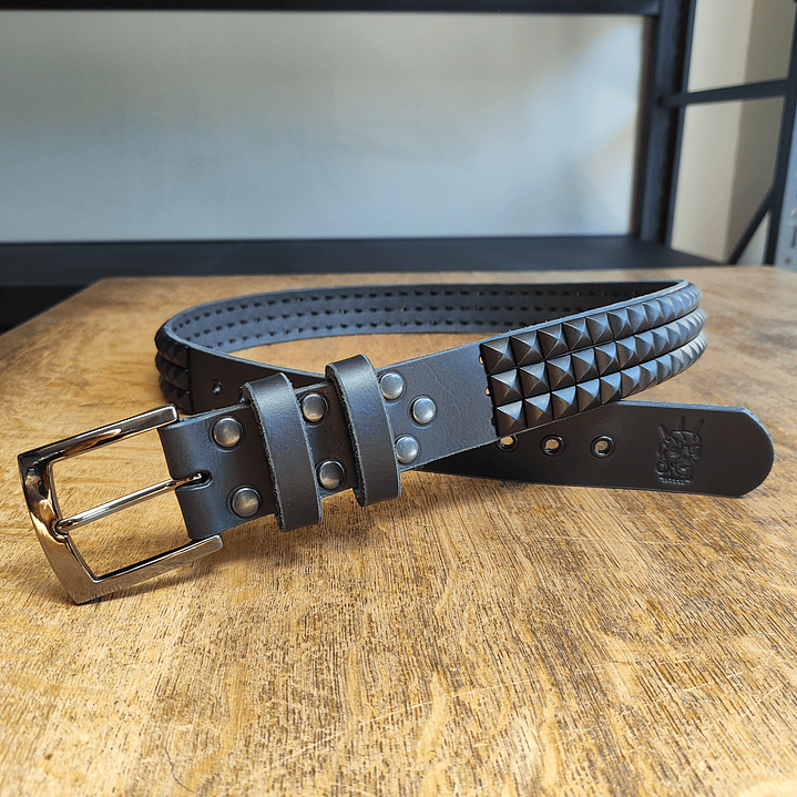 Cinturón de 3 líneas de pirámides negro mate | Hecho a mano en cuero real 1