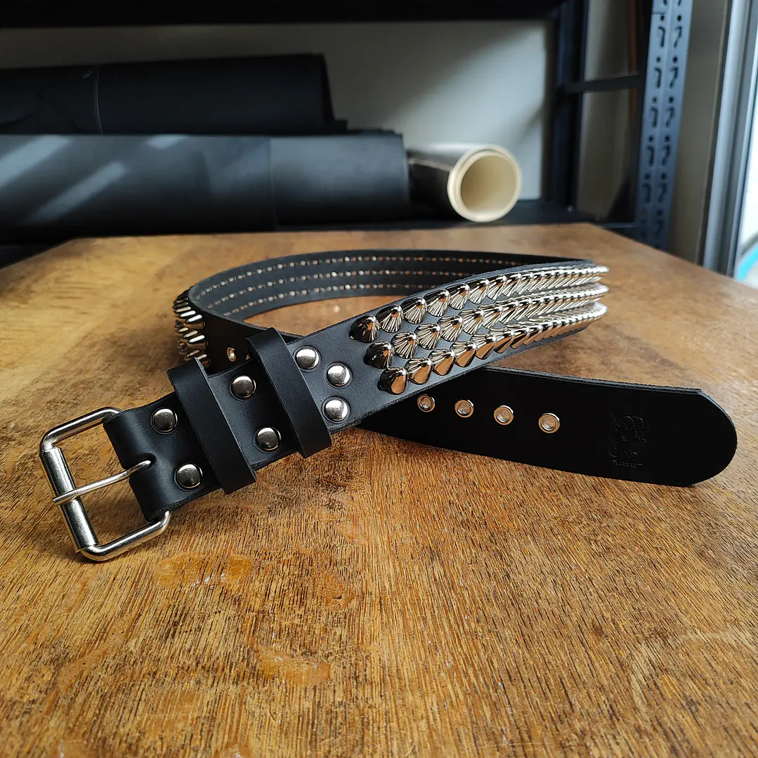 Cinturón 3 líneas Uk studs | Hecho a mano en cuero real 1