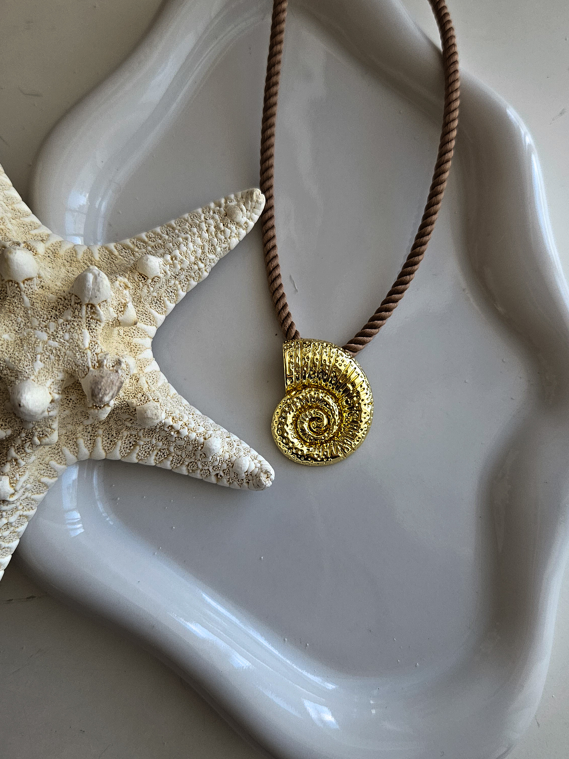 Collar acordonado con dije de caracol pasador 1