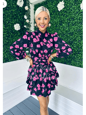 Vestido com Folhos e Padrão de Flores Rosa