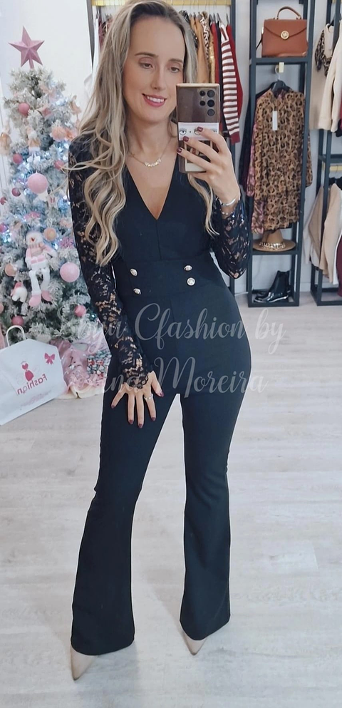 Macacão de Calça com Detalhes em Renda