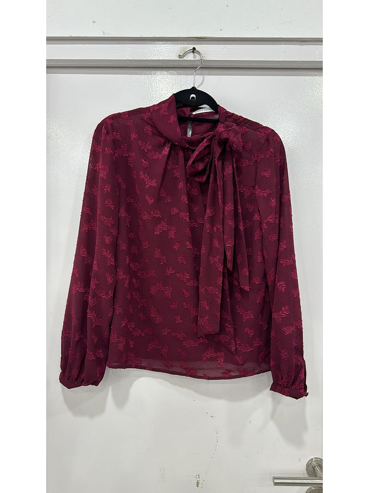 Blusa Bordô com Detalhe de Laço no Pescoço 7