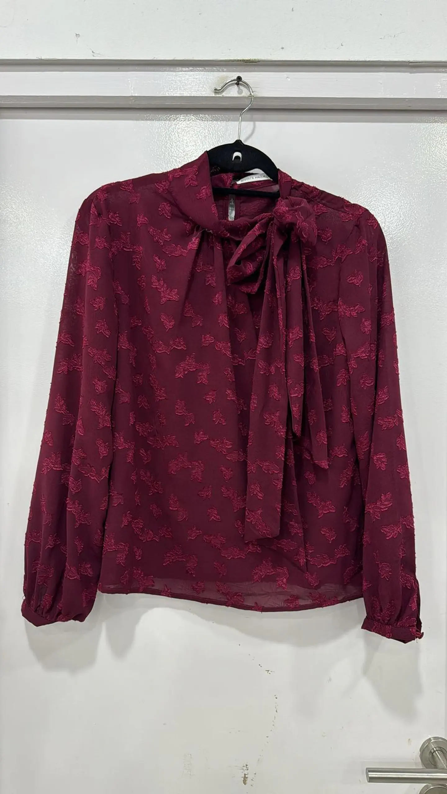 Blusa Bordô com Detalhe de Laço no Pescoço 7