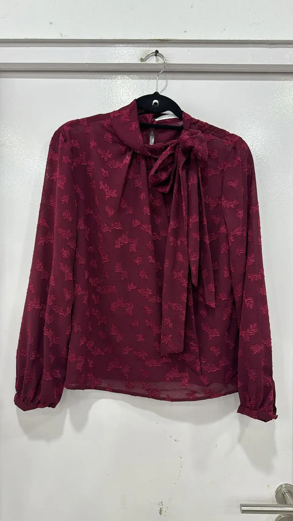 Blusa Bordô com Detalhe de Laço no Pescoço 7