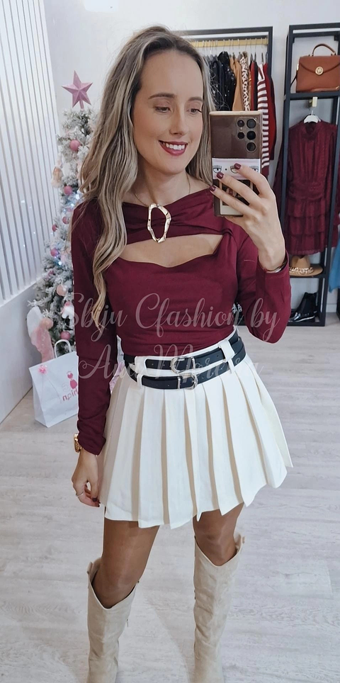 Blusa com Abertura no Peito e Detalhe Fivela Dourada - TU