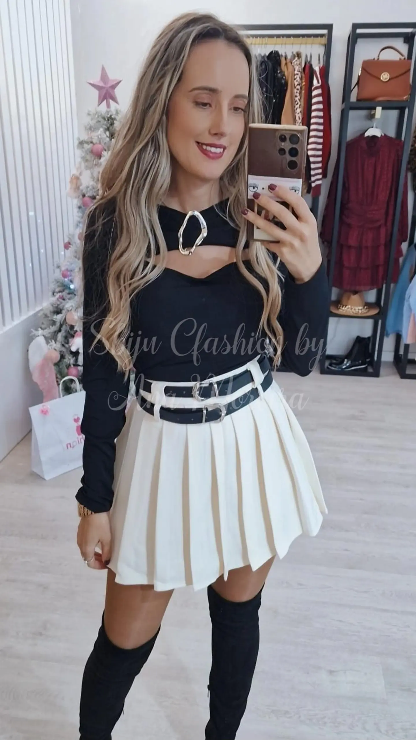 Blusa com Abertura no Peito e Detalhe Fivela Dourada - TU 4