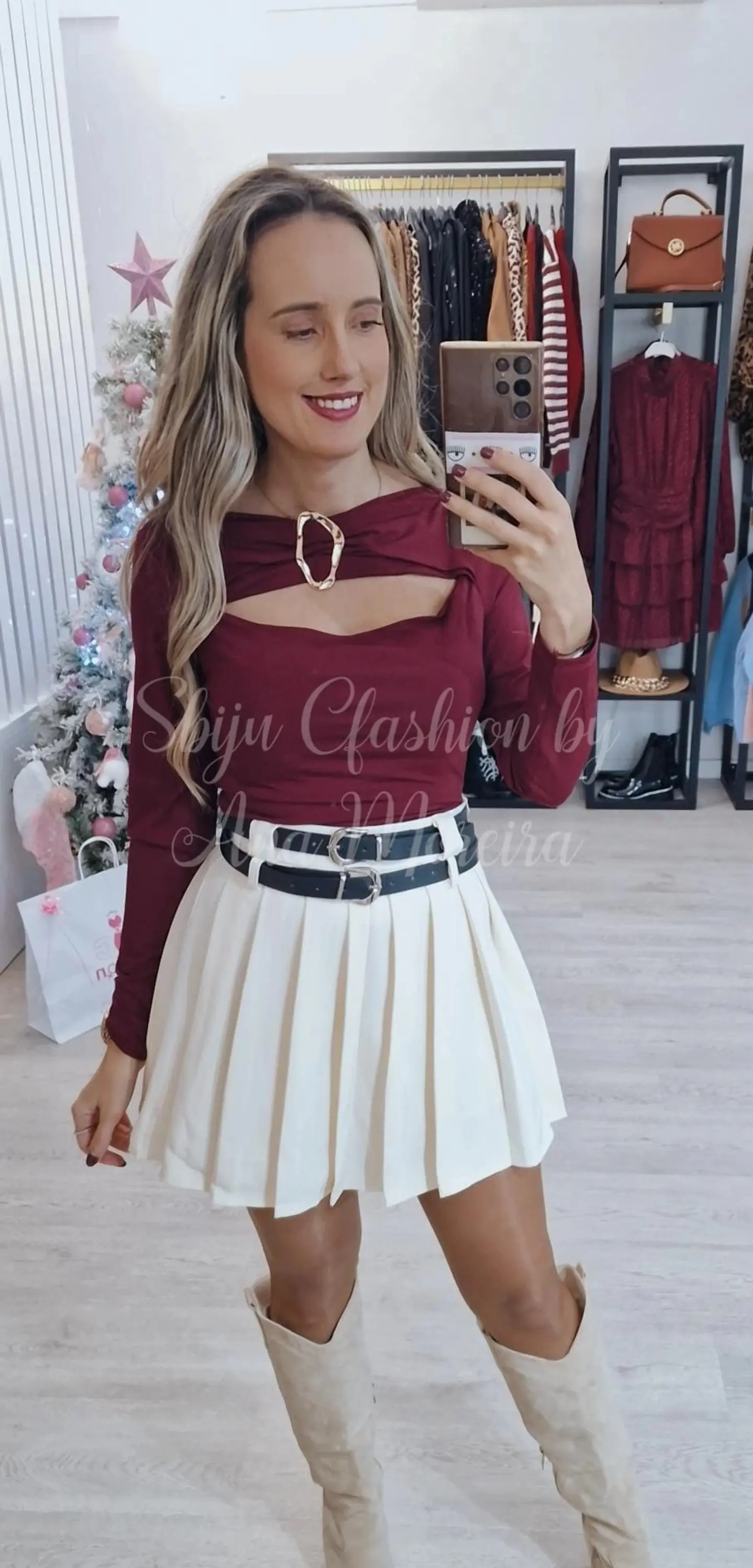 Blusa com Abertura no Peito e Detalhe Fivela Dourada - TU 2