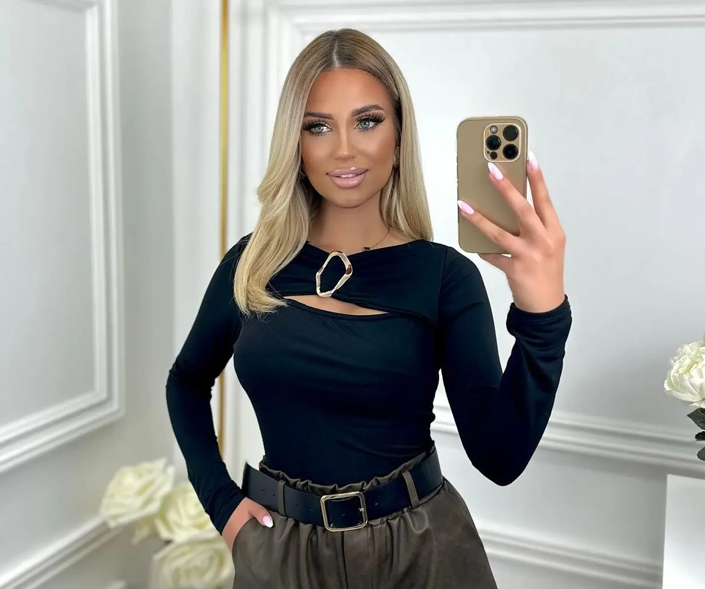 Blusa com Abertura no Peito e Detalhe Fivela Dourada - TU 6