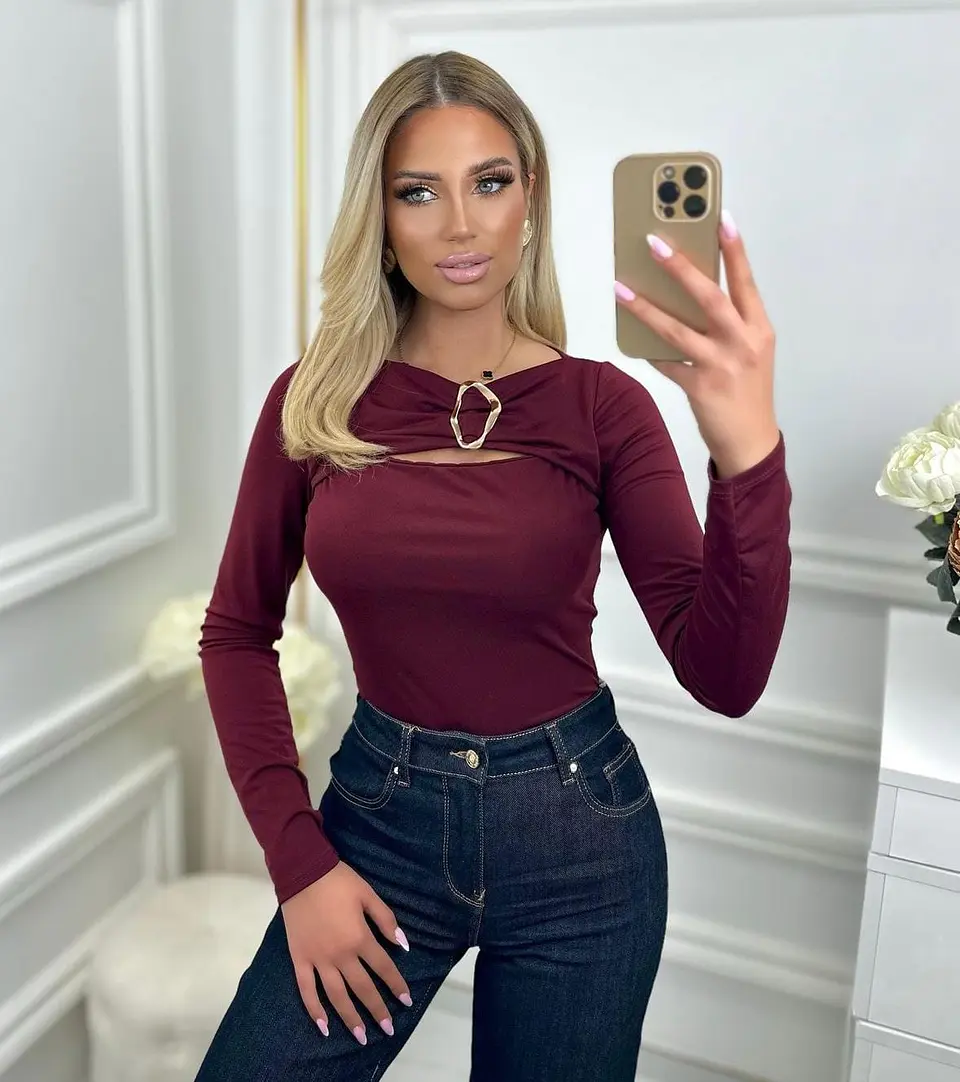 Blusa com Abertura no Peito e Detalhe Fivela Dourada - TU 3