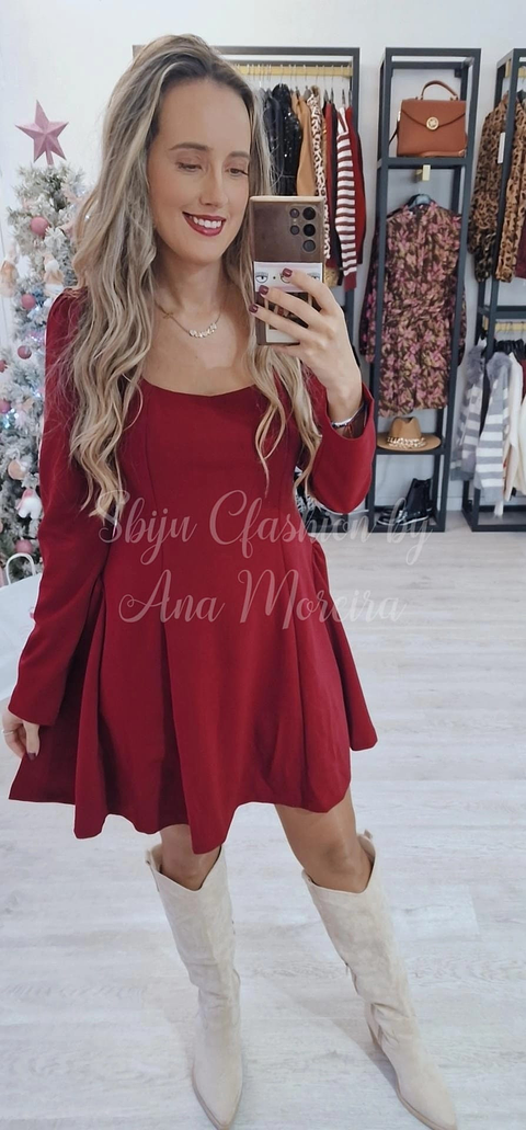 Vestido com Decote Quadrado Mochy