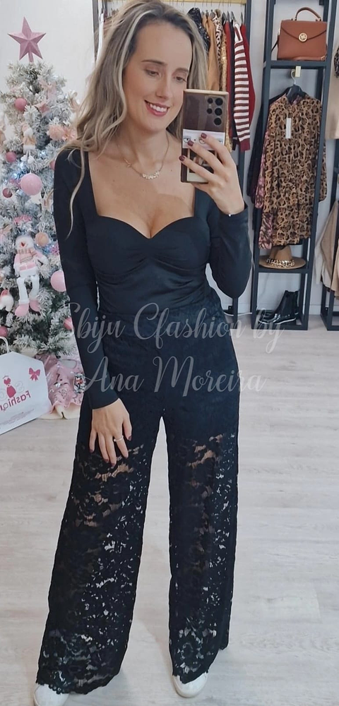 Calça larga em renda