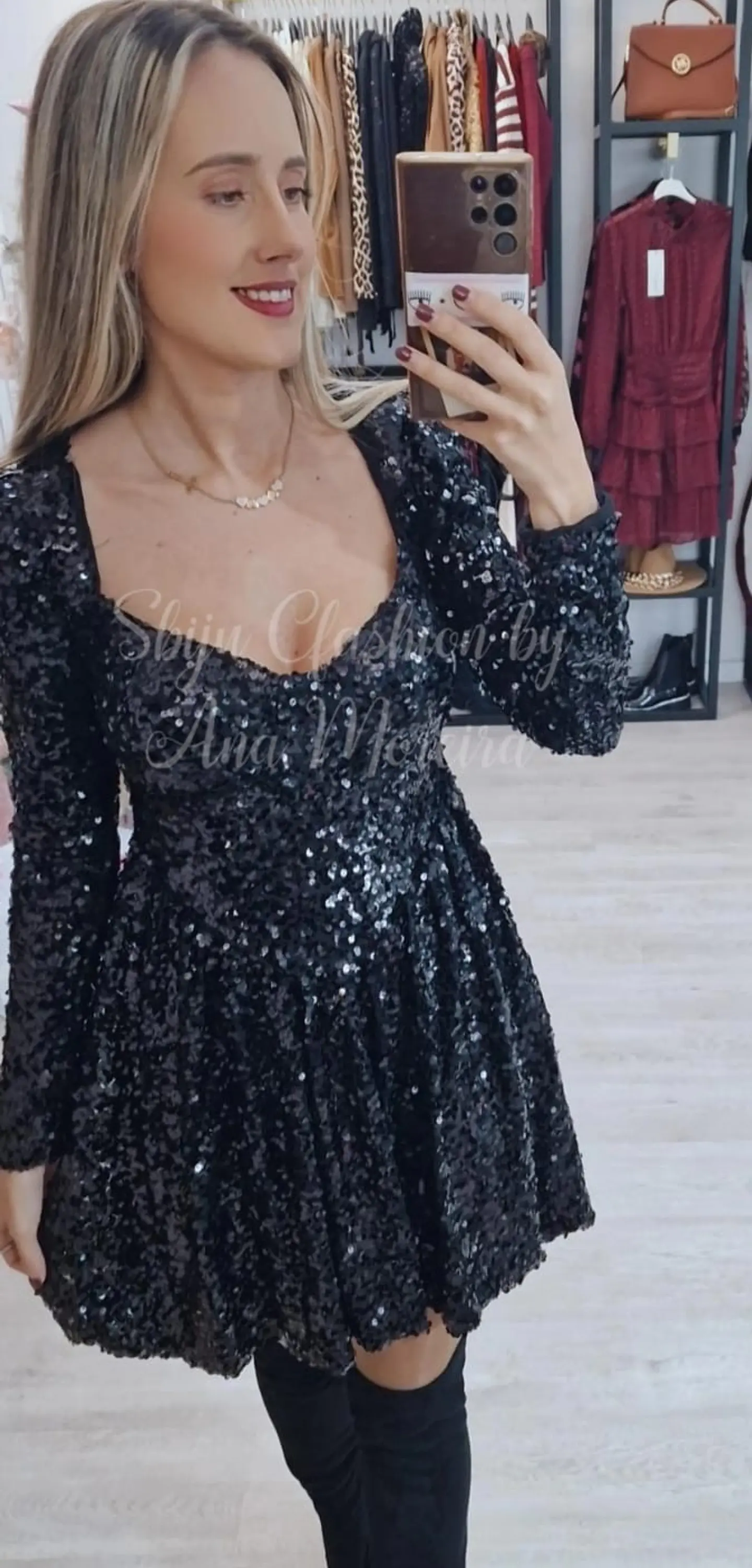 Vestido de Lantejoulas com Copa Incluída - TU 6