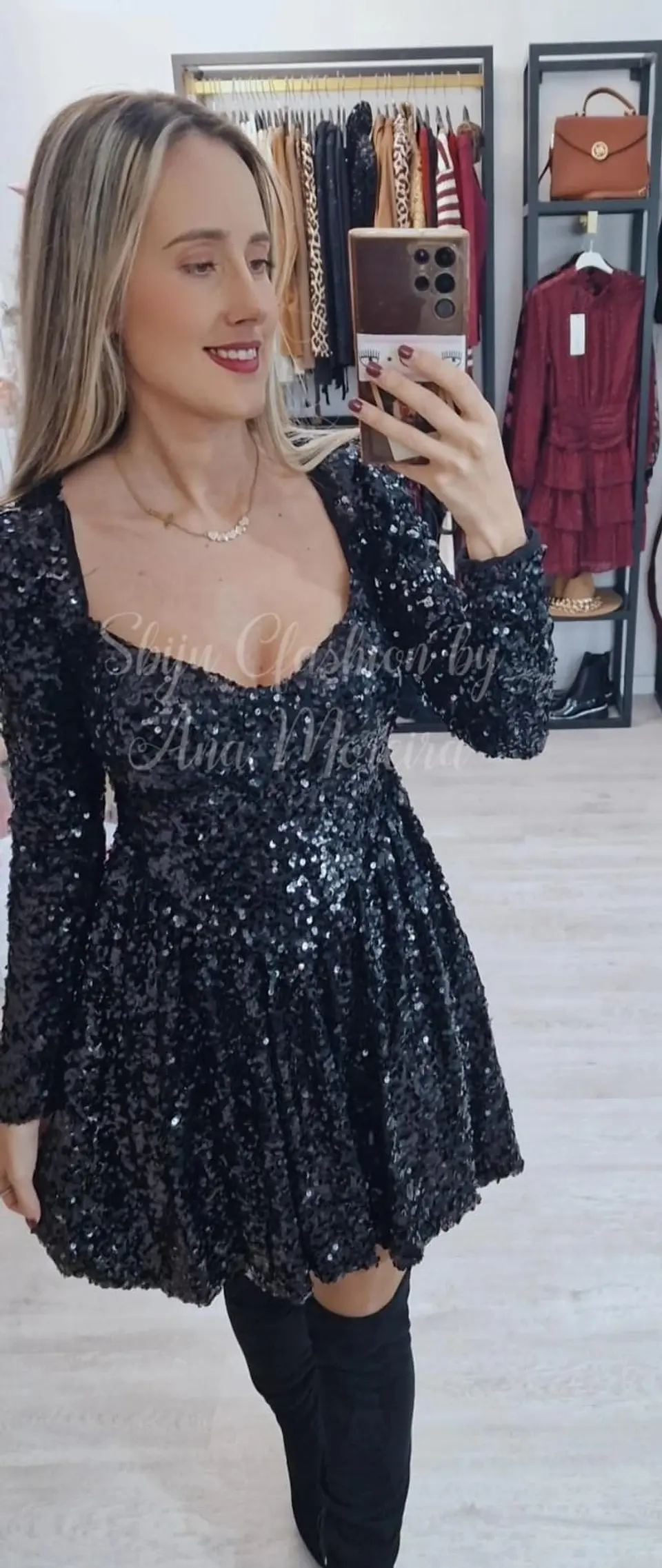 Vestido de Lantejoulas com Copa Incluída - TU 6