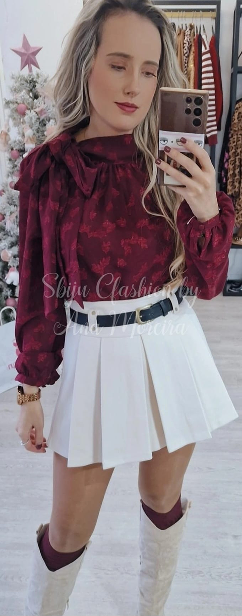 Blusa Bordô com Detalhe de Laço no Pescoço
