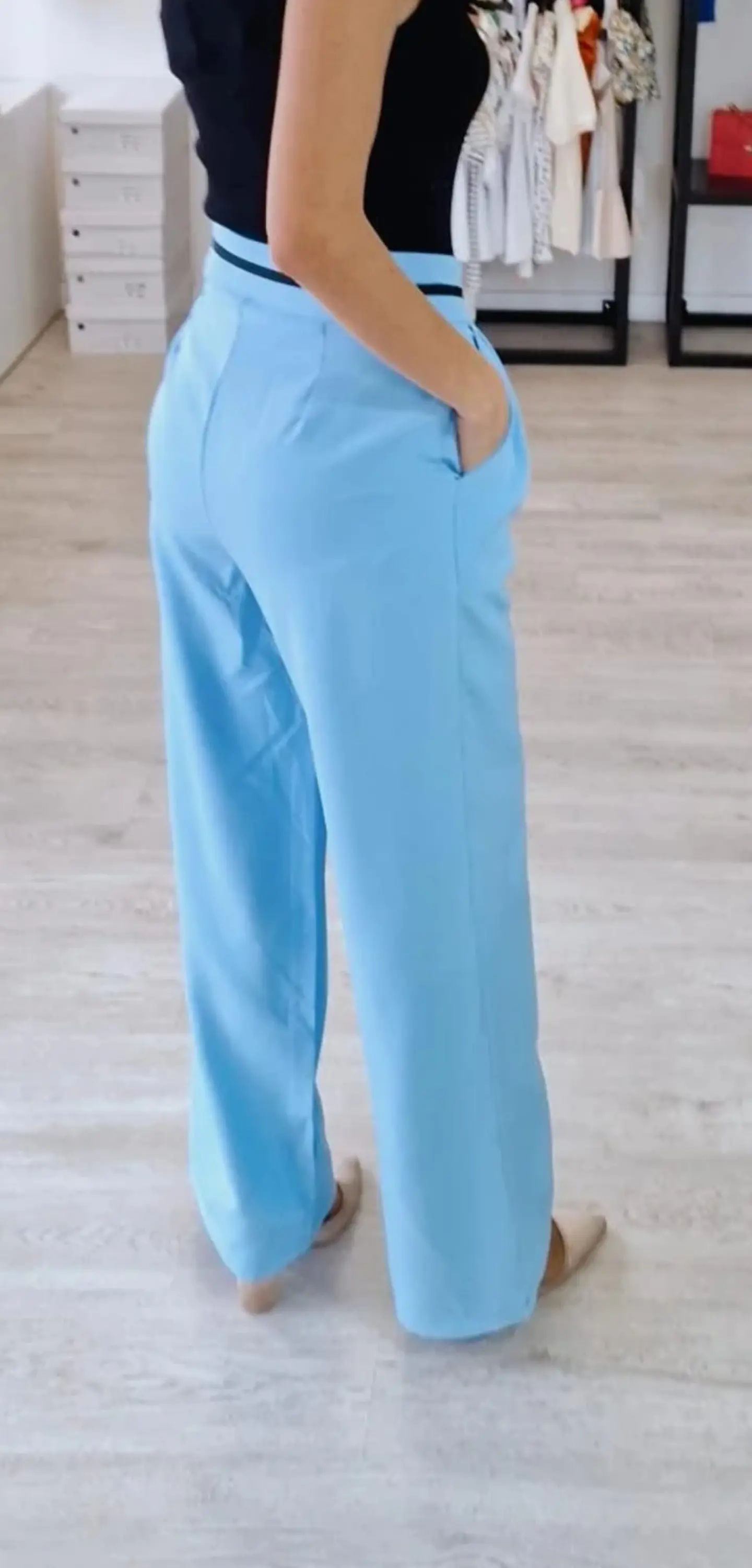 Calça de Tecido com Risca Preta na Cinta (Tamanho S) 5